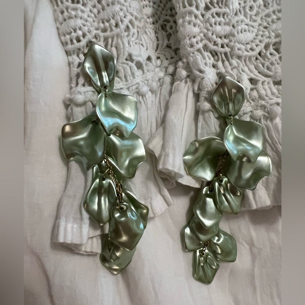 Elegant Mint Green Petal Dangle Earrings NWOT